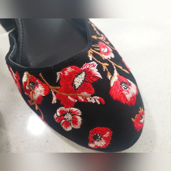 Whitte House- Black Floral Embroidered Women's Heels - Picture 6 of 8